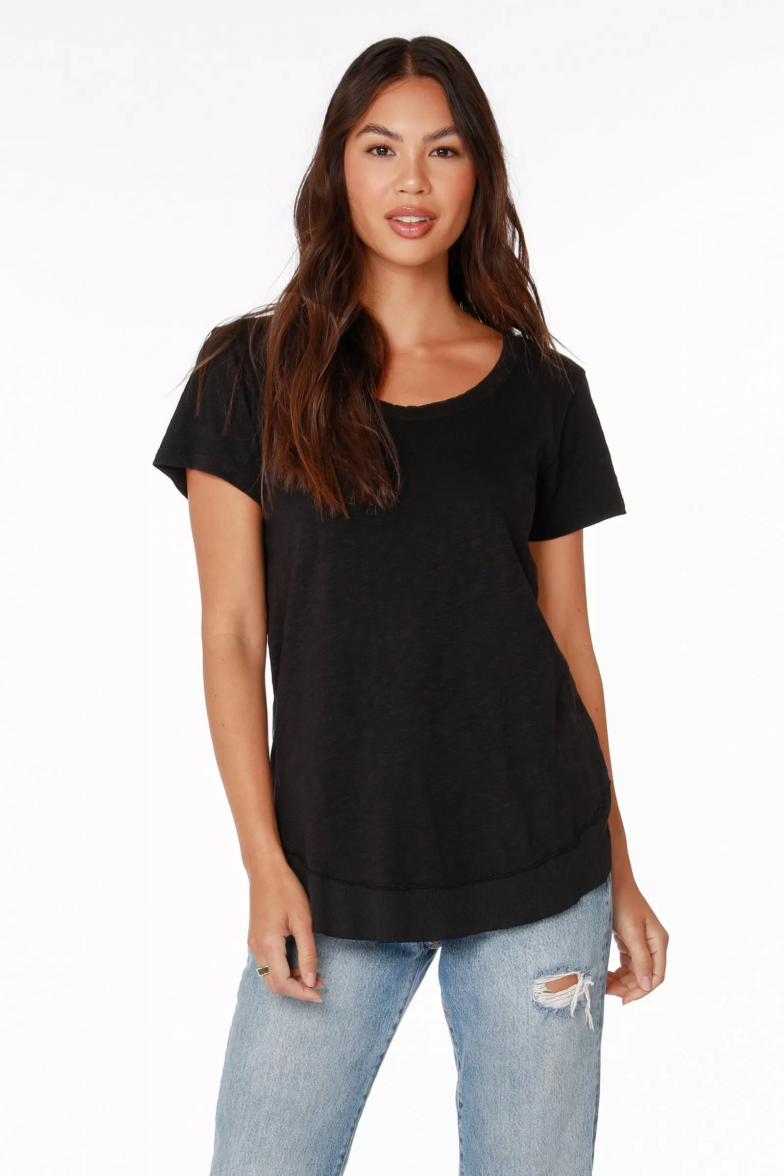 SHORT SLEEVE ROUND HEM TEE