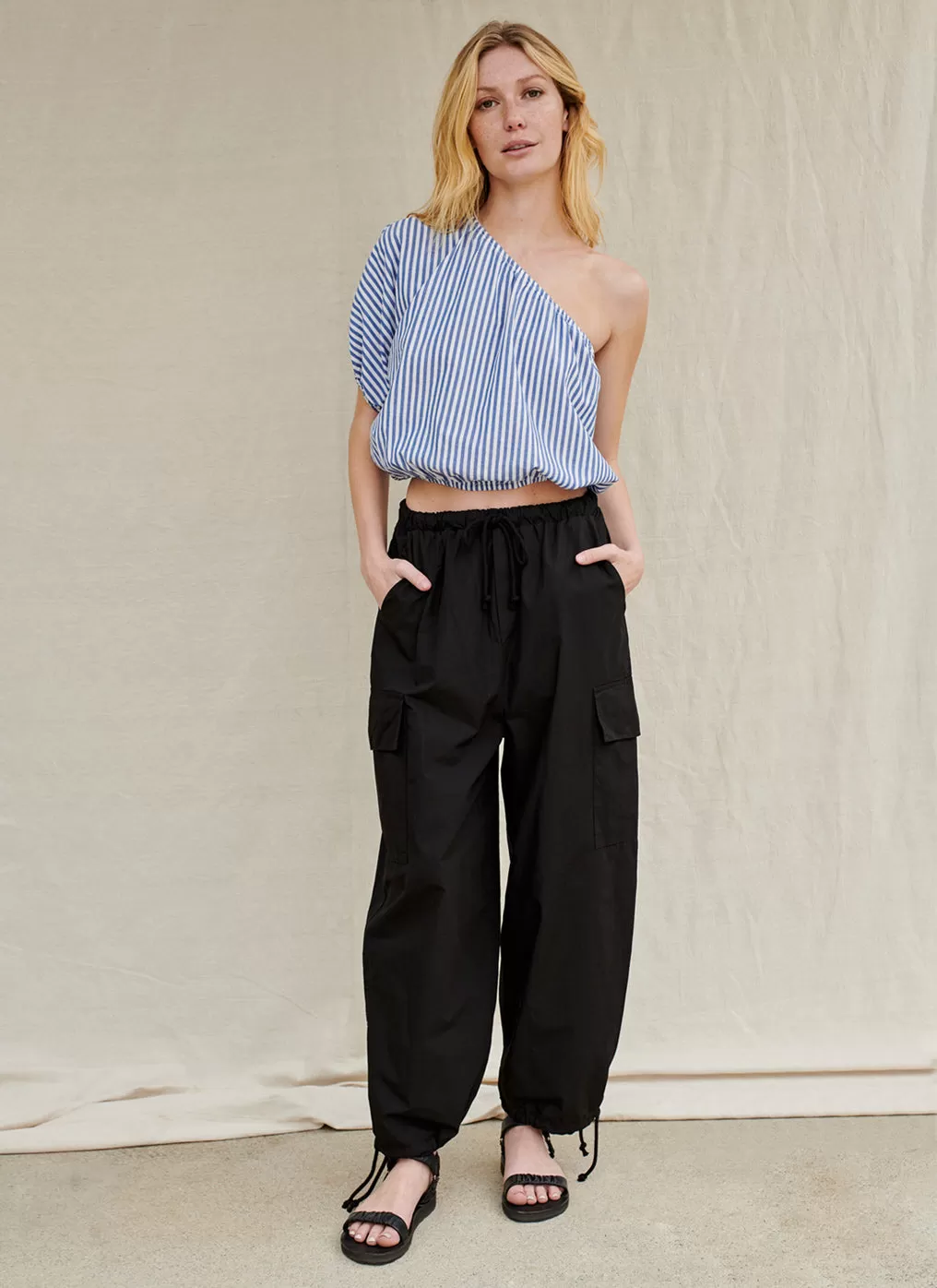 Structured Poplin Drawstring Cargo Pant in Black