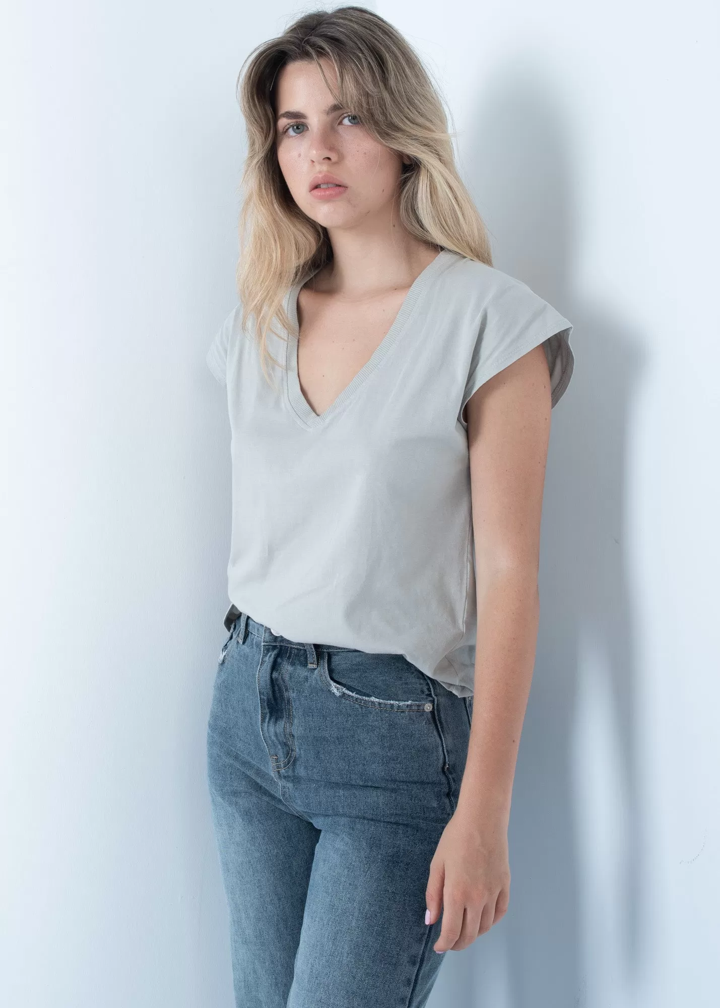 T-shirt basic con scollo a V