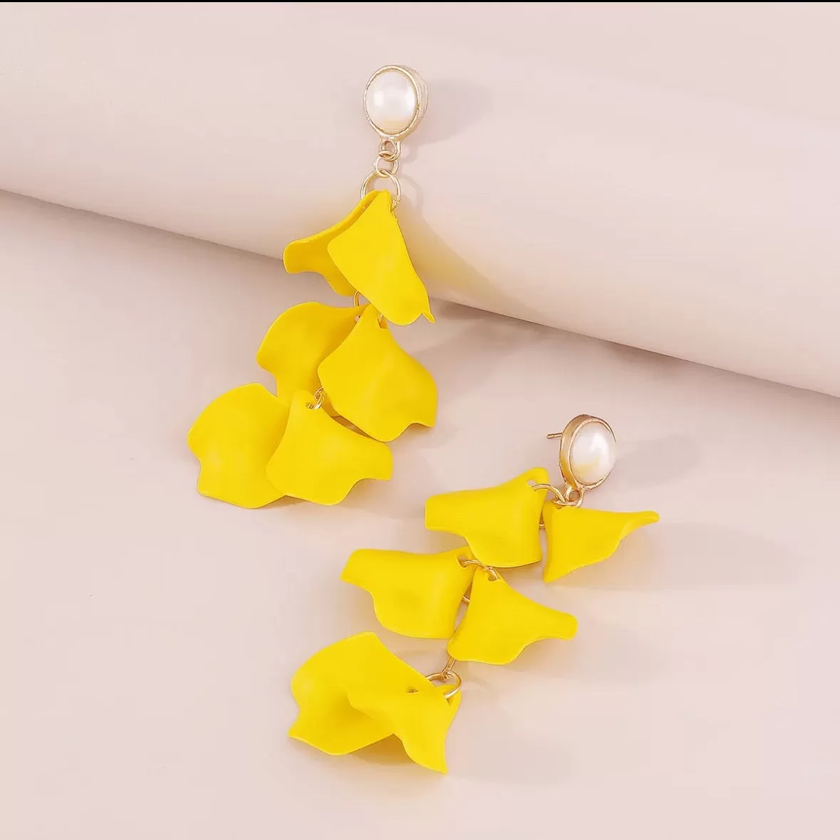 Yellow petal dangler